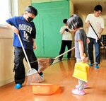 イベント会場となる旧校舎の掃除に励む子どもたち＝１０日、香美町香住区無南垣の旧香住二中
