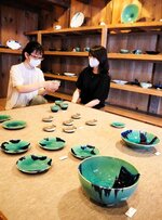 皿やカップなどこだわりの陶器が並ぶ会場