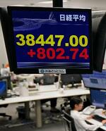 　上げ幅が一時８００円を超え、３万８０００円を回復した日経平均株価を示すモニター＝１３日午前、東京都港区の外為どっとコム