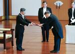 　天皇陛下から桐花大綬章を受ける大島理森元衆院議長＝９日午前、宮殿・松の間（代表撮影）