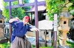 荒木又右衛門を祭る荒木神社。剣豪姿は鳥取まちなかガイドの会の杉本光さん