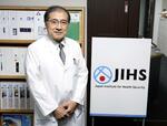 　「国立健康危機管理研究機構」のロゴと理事長の國土典宏氏＝東京都新宿区