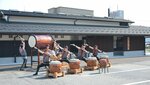 完成した「米子城跡三の丸番所」の前で演奏を披露する米子がいな太鼓保存会＝２２日、米子市久米町