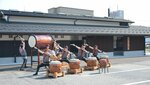 完成した「米子城跡三の丸番所」の前で演奏を披露する米子がいな太鼓保存会＝２２日、米子市久米町