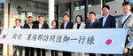 ４年ぶりに大山町を訪れた襄陽郡訪問団と町関係者ら＝２日、大山町役場大山支所