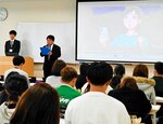 動画で闇バイトの手口を学ぶ学生ら＝３日、倉吉市の鳥取看護大