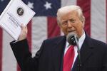　４月２日、ホワイトハウスで関税措置について演説するトランプ米大統領（ＡＰ＝共同）
