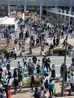 多くの来場者でにぎわう「超グルメフェス」会場＝16日、米子市末広町の米子コンベンションセンター