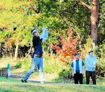 紅葉に包まれたコースでプレーを楽しむ参加者＝５日、新温泉町切畑の湯村カンツリークラブ