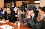 協力してクイズの答えを考える参加者ら＝４日、倉吉市東岩倉町の倉吉淀屋