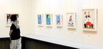笑顔をテーマに描いた作品が並ぶ会場