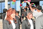 在学生に迎えられながら新生活をスタートさせた新入生たち＝２日、豊岡市山王町の県立芸術文化観光専門職大