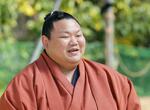  大相撲九州場所で新入幕となり、取材に応じる美ノ海＝３０日、福岡市の木瀬部屋宿舎 