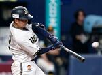 　５回オリックス無死、若月が左越えに同点本塁打を放つ＝京セラドーム