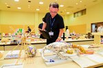 子どもたちのアイデアが詰まった作品を審査する審査員＝１３日、倉吉市上井町１丁目の日本海新聞中部本社ホール