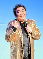 楽しいものまねやトークで会場を笑いに包んだコロッケさん＝新温泉町湯の夢ホール