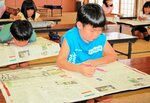 しっかりと新聞を見て答えを探す児童ら