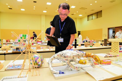 子どもたちのアイデアが詰まった作品を審査する審査員＝１３日、倉吉市上井町１丁目の日本海新聞中部本社ホール