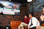 大谷の投球を見守る野球ファン＝９日、鳥取市弥生町のバーなか川