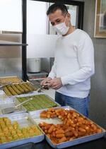 　愛知県愛西市でトルコ菓子バクラワを販売する「ベイザーデ・バクラヴァ」。各地の在日トルコ・クルド人から発注が相次ぐ＝１月