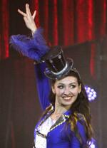　ステージ上で踊るイリナ・ボロンケビッチさん＝２月１日、徳島市