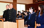 さかいみなと未来議会で質問に立つ高校生たち＝４日、境港市議会議場 