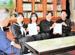 国と県に送付する提案書を手にする生徒＝１０日、新温泉町細田の夢が丘中