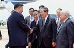 　１７日、カンボジアの首都プノンペンで中国の習近平国家主席（左端）と握手するフン・セン上院議長（カンボジア政府提供・共同）