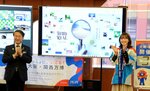 専用ポータルサイト「とっとリアル・パビリオン」をお披露目する平井知事（左）＝１２日、鳥取市のとりぎん文化会館