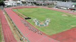 【駆け出す】号砲とともに一斉にスタートを切った１区のランナー＝倉吉市営陸上競技場