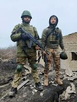 　軍服に身を包んだテジパル・シンさん（左）（パルミンデル・コールさん提供、共同）