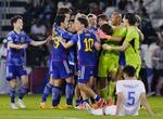 　ウズベキスタンに競り勝ち優勝を決め、抱き合い喜ぶＵ―２３日本代表＝ドーハ（共同）