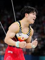 　男子団体総合決勝　つり輪の演技を終え笑顔の岡慎之助＝パリ（共同）
