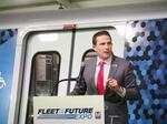 　次世代車両「８０００系」の実物大模型の前で話す米ワシントン首都圏交通局のランディ・クラークＣＥＯ＝３月、ワシントン（共同）