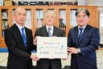 「日本海新聞ｆｏｒスタディ」の契約を結んだ（左から）三上校長、青戸教育長、沢田総局長＝２５日、日南町の日南小