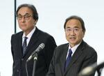 　２７日、報道陣の取材に応じるフジテレビの清水賢治社長（右）とフジＨＤの金光修社長＝東京都港区
