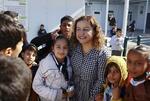 　日本のＮＰＯ「ＩＶＹ」が建設した学校を訪れた現地スタッフのシラン・シェル（中央）。イスラム教徒の子どもたちに囲まれ、笑顔を見せる＝２０２３年１１月、イラク北部クルド人自治区アルビル郊外（撮影・金子卓渡、共同）