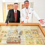 展覧会の開幕を喜ぶラウアー氏（左）と酒嶋館長＝２８日、鳥取市西町３丁目のわらべ館