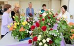 展示したバラを見ながら談笑する会員ら＝２５日、米子市西町の市児童文化センター