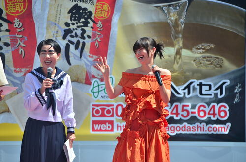 ステージイベントに登場したイモトさん（左）と山本さん