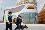 　１３日に開幕する大阪・関西万博の会場で、警備に当たる警察官＝１１日午後、大阪市此花区の夢洲