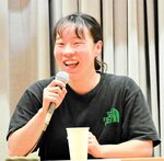 カエルへの思いを語る入江さん＝３０日、大山町今在家の大山農村環境改善センター