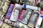 　日本円や米ドルなどの紙幣（ロイター＝共同）