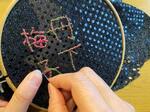 　丹下梅子の名を縫い取ったＭさんの作品（提供写真）