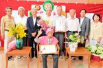 親族や西村町長らに囲まれて祝福を受ける西村さん（手前）＝１３日、新温泉町二日市の介護老人保健施設ささゆり
