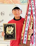 女子シングルスで優勝した桜井利真＝倉吉市営庭球場
