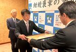 伊木市長（右）から褒状を受け取る三浦支店長