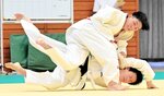 柔道個人男子６０キロ級・決勝　西田蒼翔（手前）が内股を決めて一本勝ちを収める＝鳥取県立武道館