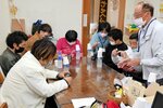 活動に取り組む「チャレンジドフォトクラブ」＝昨年１０月、米子市中島２丁目の地域活動支援センターおおぞら
