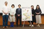 　記者会見後、撮影に応じるフール・アル・カシミ芸術監督（右から２人目）ら＝３０日午後、名古屋市